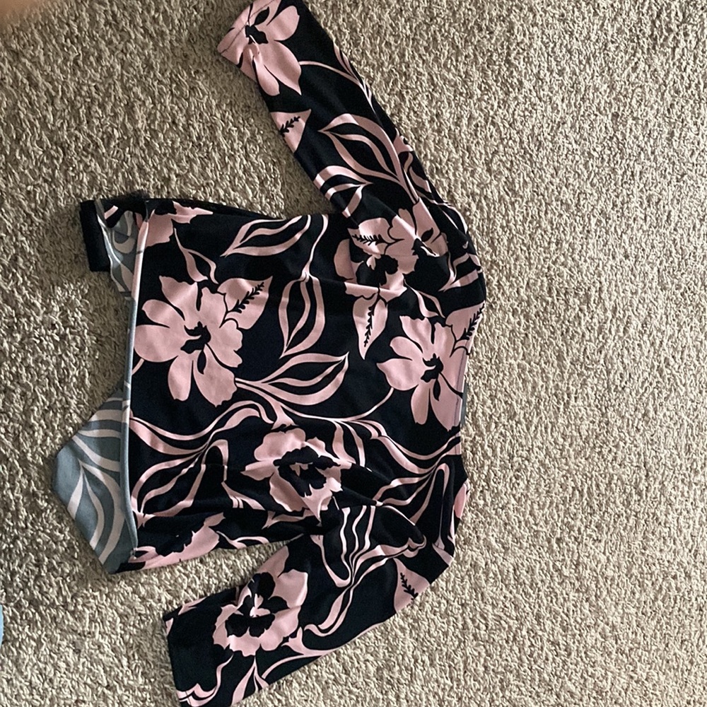 Cute blouse - Picture 2 of 2